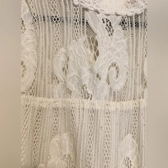 Delicate lace high neck sleeveless blouse - Picture 3 of 5